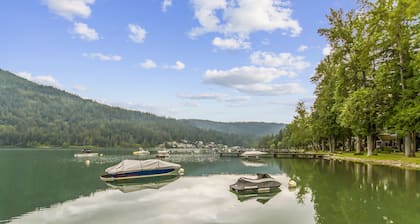 Cabaña de madera estilo antiguo para unas vacaciones familiares en el lago
