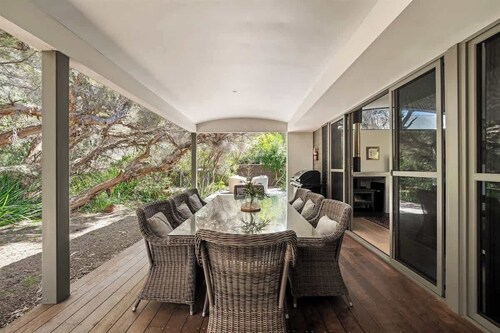 Bunker Bayhouse—Beachfront Retreat next to Resort