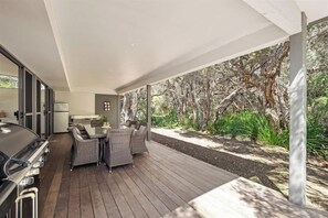 Outdoor dining - Bunker Bayhouse—Beachfront Retreat next to Resort (Naturaliste)