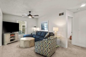 Televisión, chimenea y oficina 