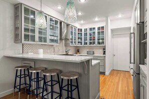 Jääkaappi, mikroaaltouuni, uuni, liesi