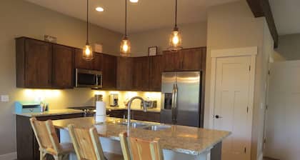 20% Discount on Summer Weekly Stays. Hot Tub, 4 BD/BA, Steps to Free Bus