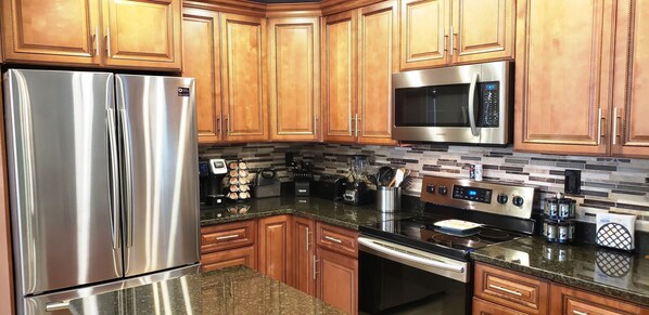 Fridge, microwave, oven, stovetop - Upscale 5 star home for families or business trips (Fairfield)
