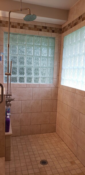 Een haardroger, handdoeken, zeep, shampoo