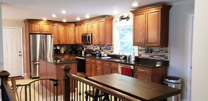 Fridge, microwave, oven, stovetop - Upscale 5 star home for families or business trips (Fairfield)