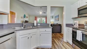 Geladeira, micro-ondas, fogão, cooktop