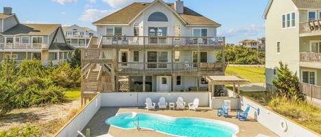 Una piscina al aire libre, una piscina climatizada