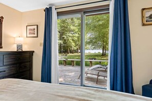 6 bedrooms, iron/ironing board, travel cot, WiFi - Scenic and Stunning Lakefront Home with Large Yard (Pullman)