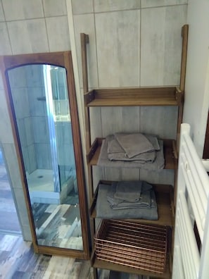 Dusche, Haartrockner, Handtücher, Seife