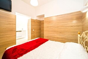 Tabla de planchar con plancha, wifi gratis y ropa de cama 