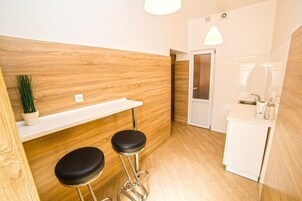 Tabla de planchar con plancha, wifi gratis y ropa de cama 