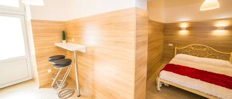 Apartment, 1 Double Bed, Non Smoking | Iron/ironing board, free WiFi, bed sheets