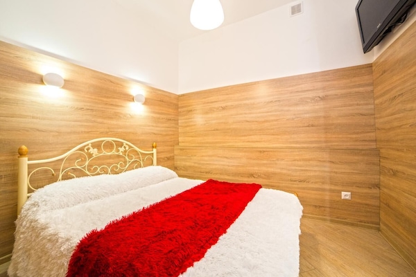 Iron/ironing board, free WiFi, bed sheets