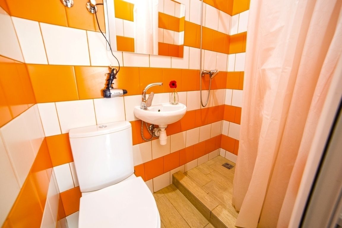 Apartment, 1 Double Bed, Non Smoking | Bathroom | Shower, free toiletries, towels, shampoo