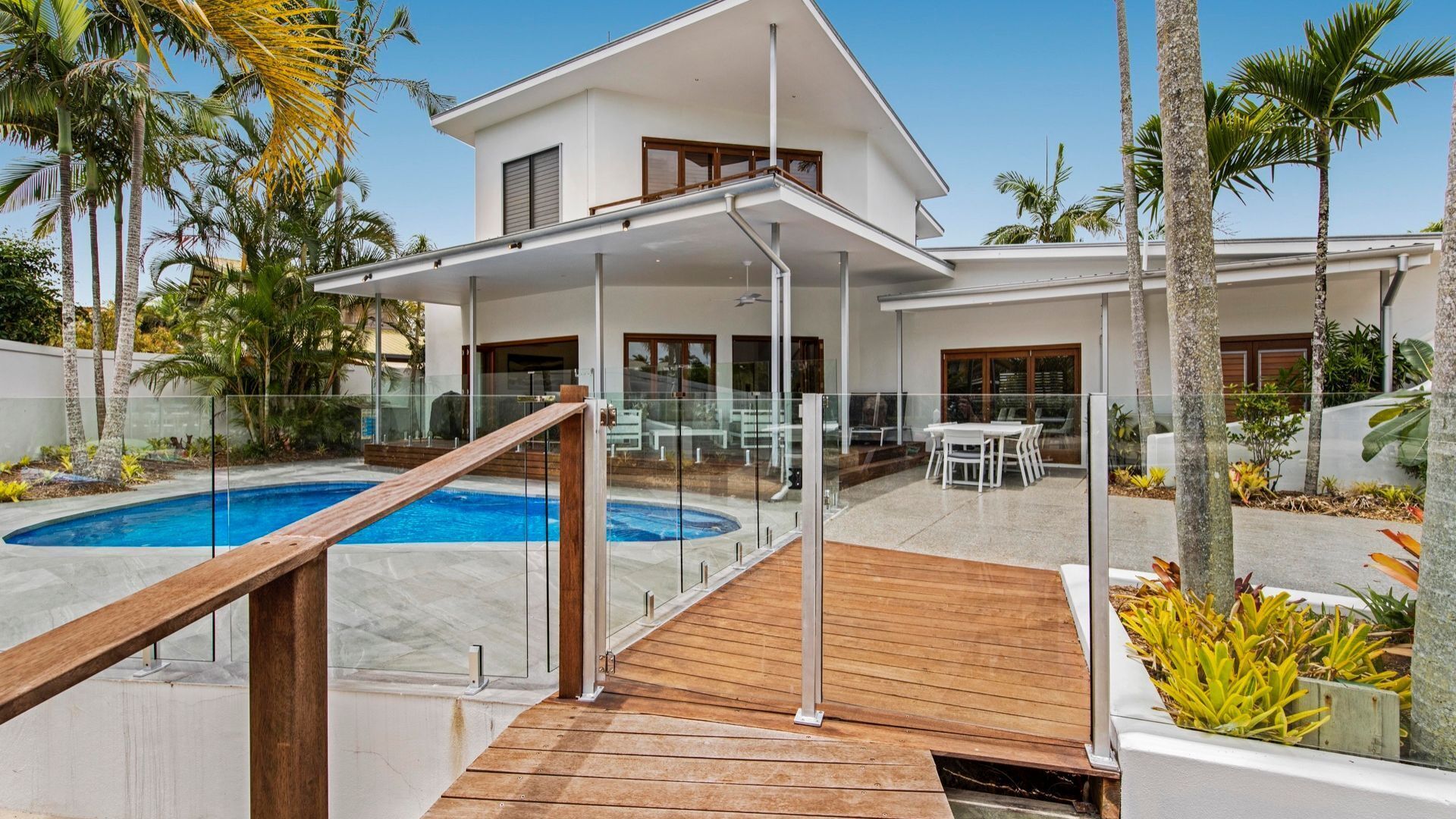 Sub Tropical Noosa Sound Living — image 4