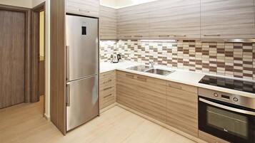 House (M4. M5) | Private kitchen | Full-size fridge, oven, stovetop, coffee/tea maker