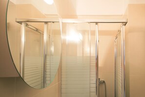 Appartement | Salle de bain | Douche, séchoir à cheveux, serviettes fournies
