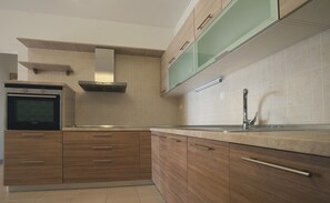 Apartment | Private kitchen | Full-sized fridge, oven, stovetop, coffee/tea maker