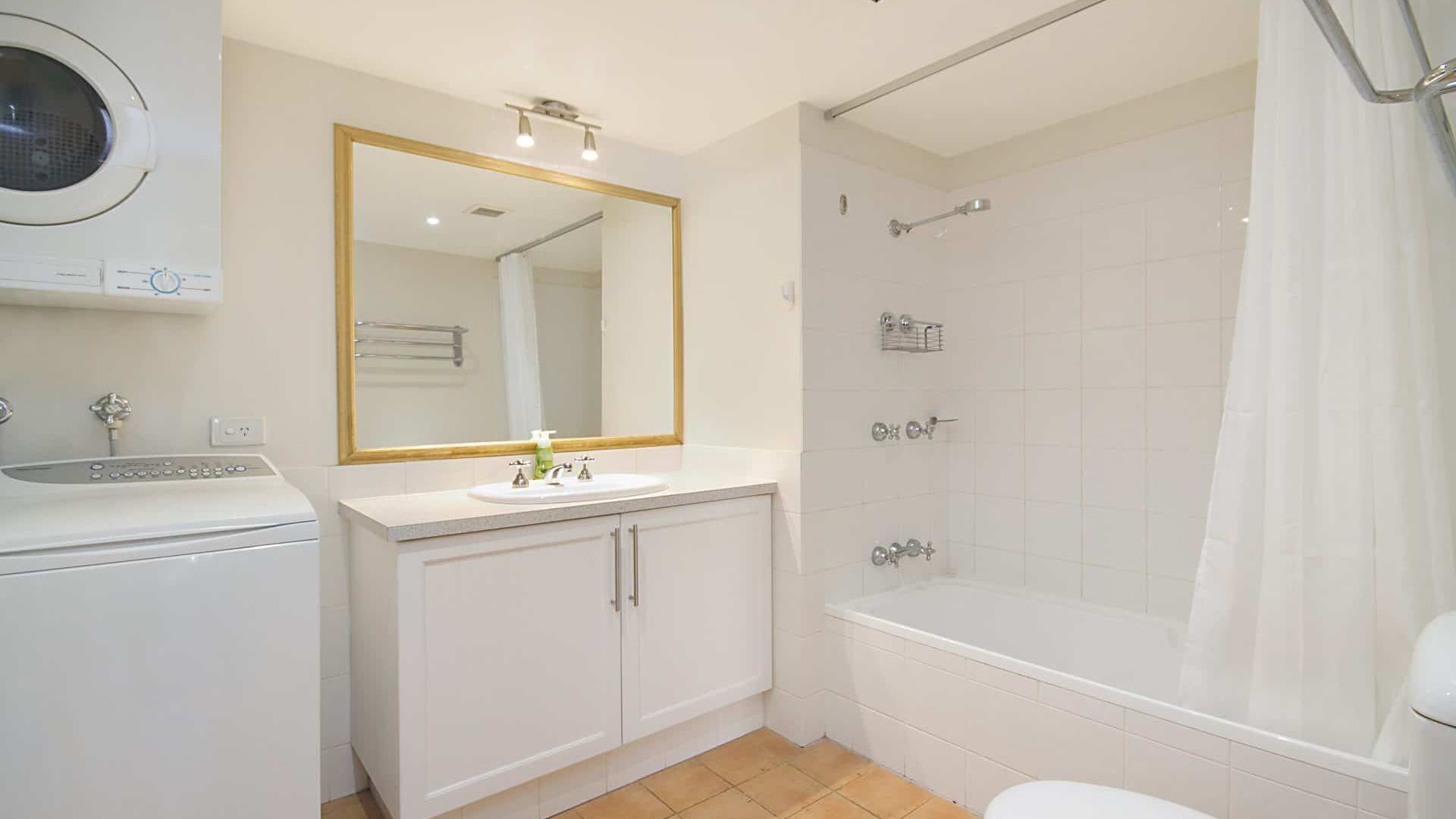 Calypso Plaza 419 - Coolangatta Beachfront - Min. 3 Night Stays! — image 6
