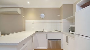 Fridge, microwave, stovetop, dishwasher