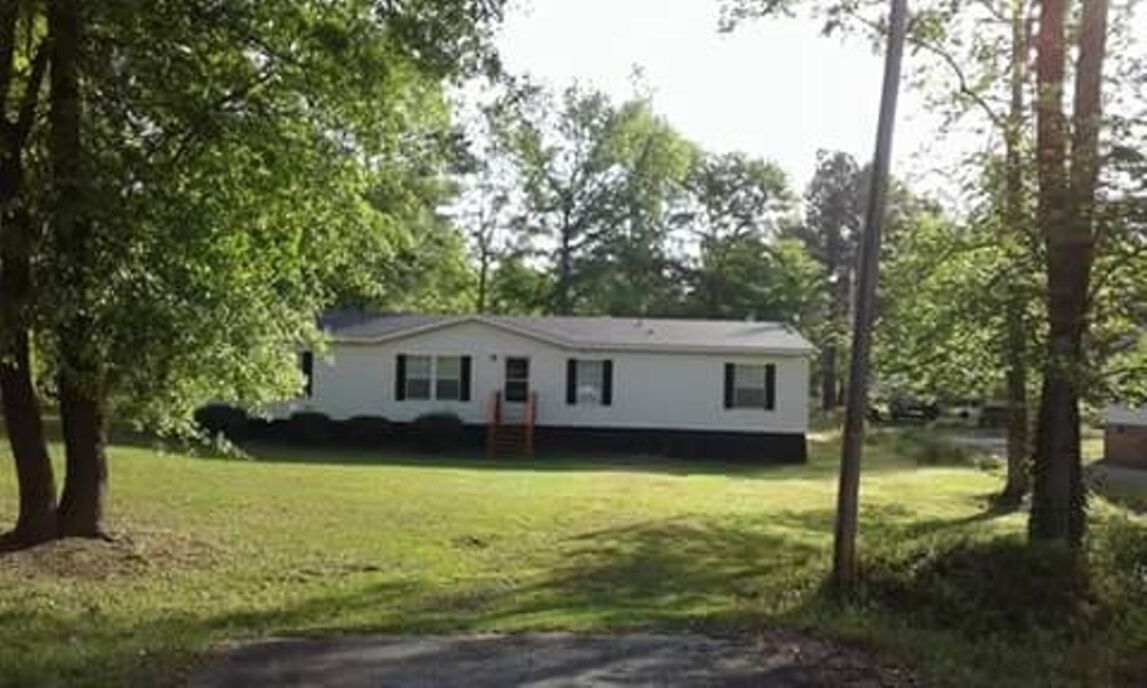 Take a relaxing vacation in a quiet rural neighborhood-public boat dock nearby!