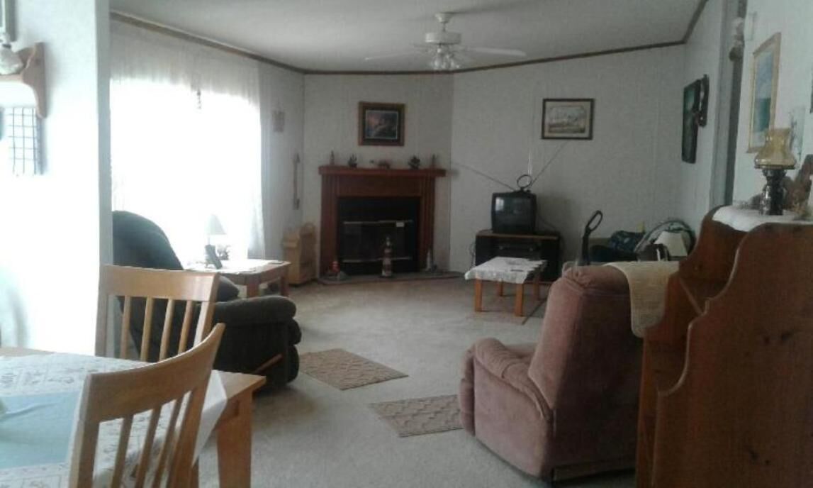 Take a relaxing vacation in a quiet rural neighborhood-public boat dock nearby!