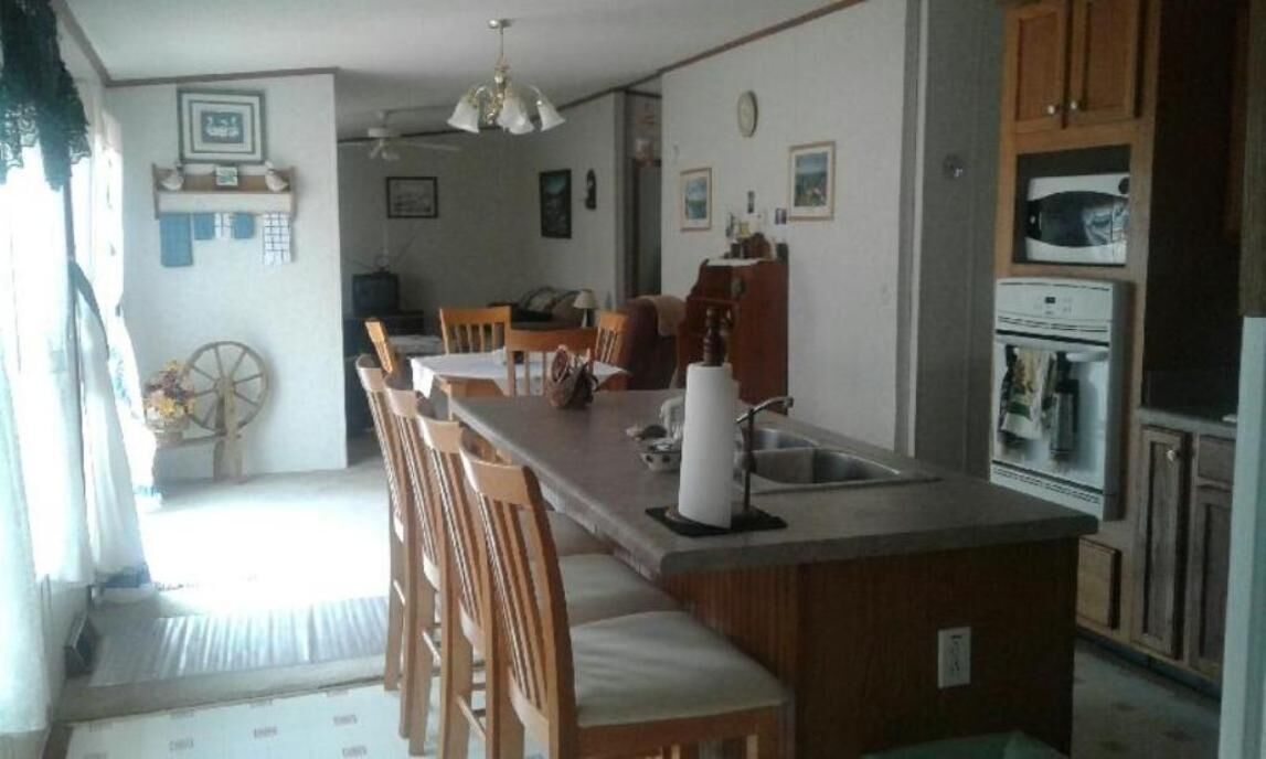 Take a relaxing vacation in a quiet rural neighborhood-public boat dock nearby!