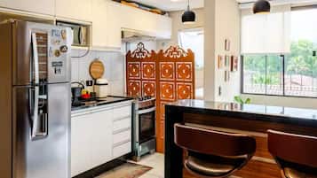 Geladeira, micro-ondas, fogão, cooktop