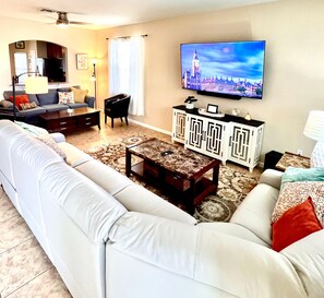 Téléviseur connecté, lecteur de DVD, livres, sélection de musique