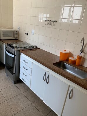 Geladeira, micro-ondas, fogão, cooktop