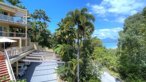 A resort with a pool, outdoor seating, and a view of the sea. - The Hill Villa 2 Port Douglas (Port Douglas)