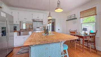 Réfrigérateur, micro-ondes, plaque de cuisson, lave-vaisselle