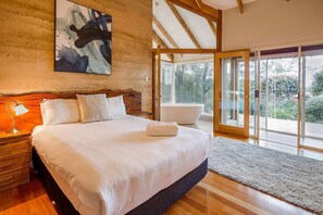 10 habitaciones, escritorio, tabla de planchar con plancha y wifi 
