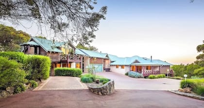 Views Of The Bay—A Tranquil Bushland Escape