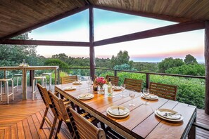 Outdoor dining - Views Of The Bay A Tranquil Bushland Escape (Yallingup Siding)