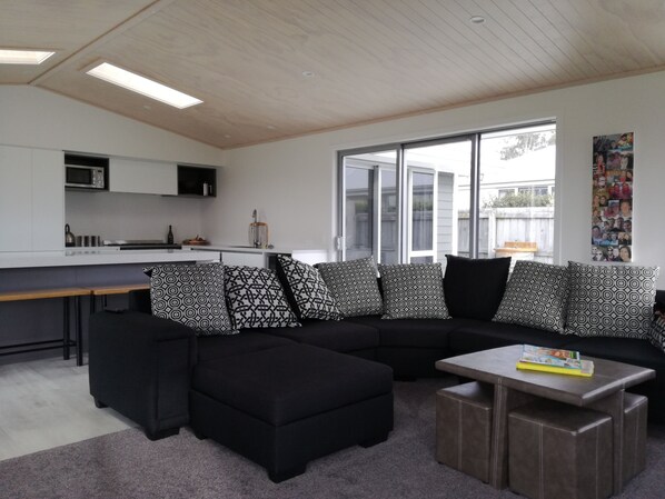 Fernseher, Kamin, DVD-Player, Bücher