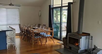 Evergreen - spacious family retreat, so close to shops and beaches.