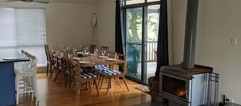 Evergreen - spacious family retreat, so close to shops and beaches.
