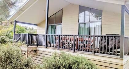 Evergreen - spacious family retreat, so close to shops and beaches.