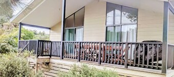 Evergreen - spacious family retreat, so close to shops and beaches.