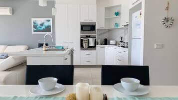 Frigorífic, microones, forn i placa de cuina