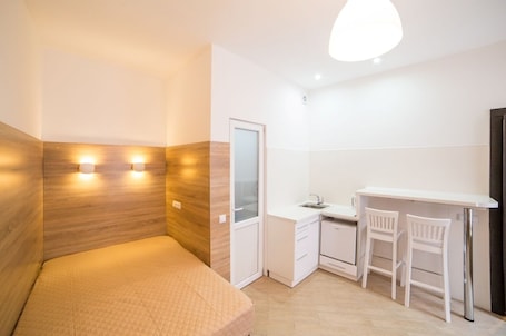 Apartment, 1 Double Bed, Non Smoking | Desk, iron/ironing board, free WiFi, bed sheets
