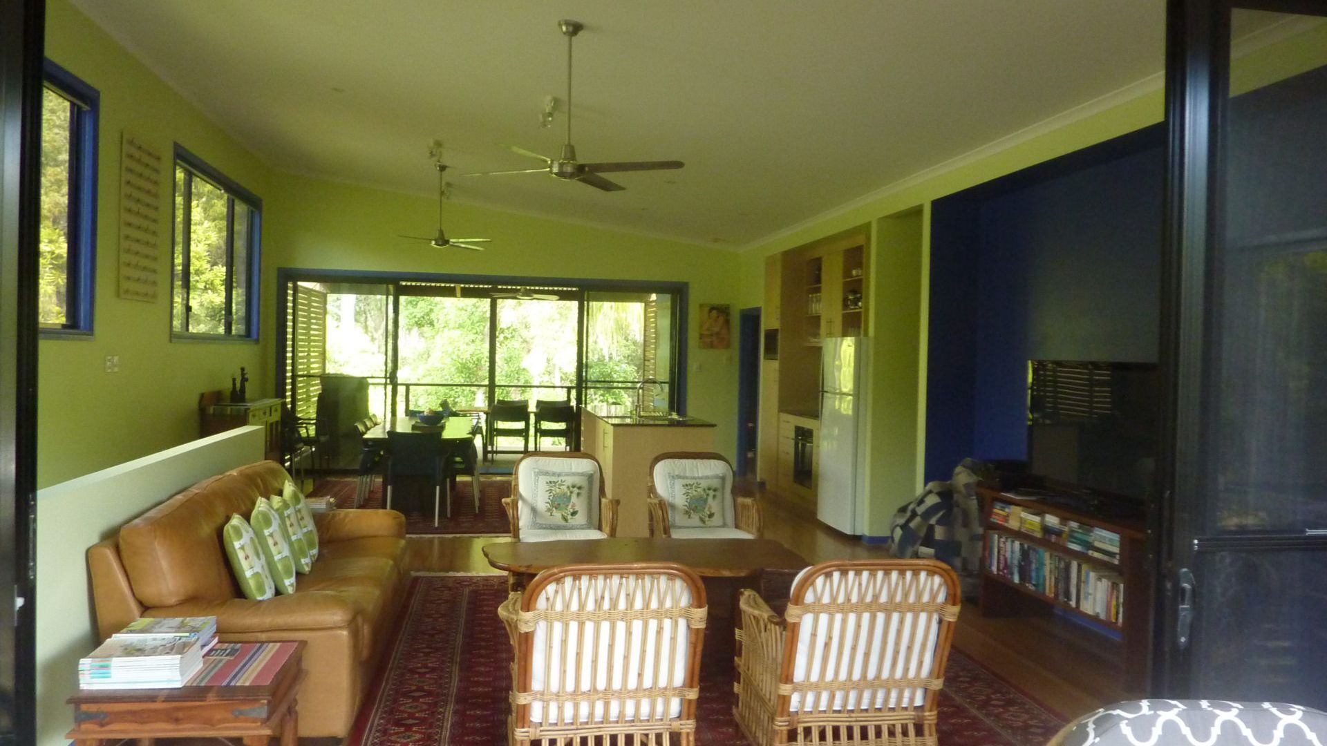 8 Belle Court - Rainbow Shores. Close to beach. Wifi — image 3