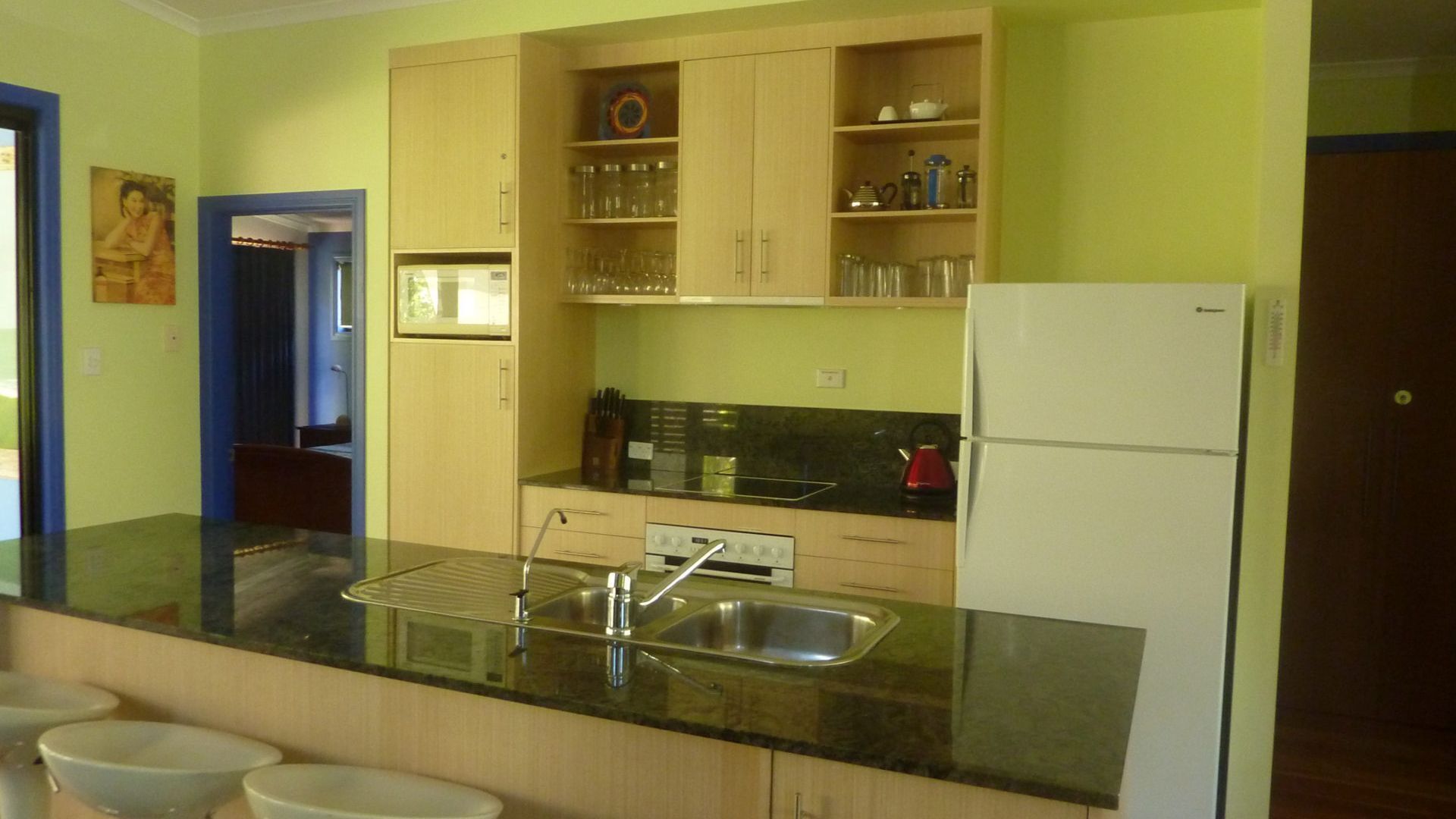 8 Belle Court - Rainbow Shores. Close to beach. Wifi — image 8