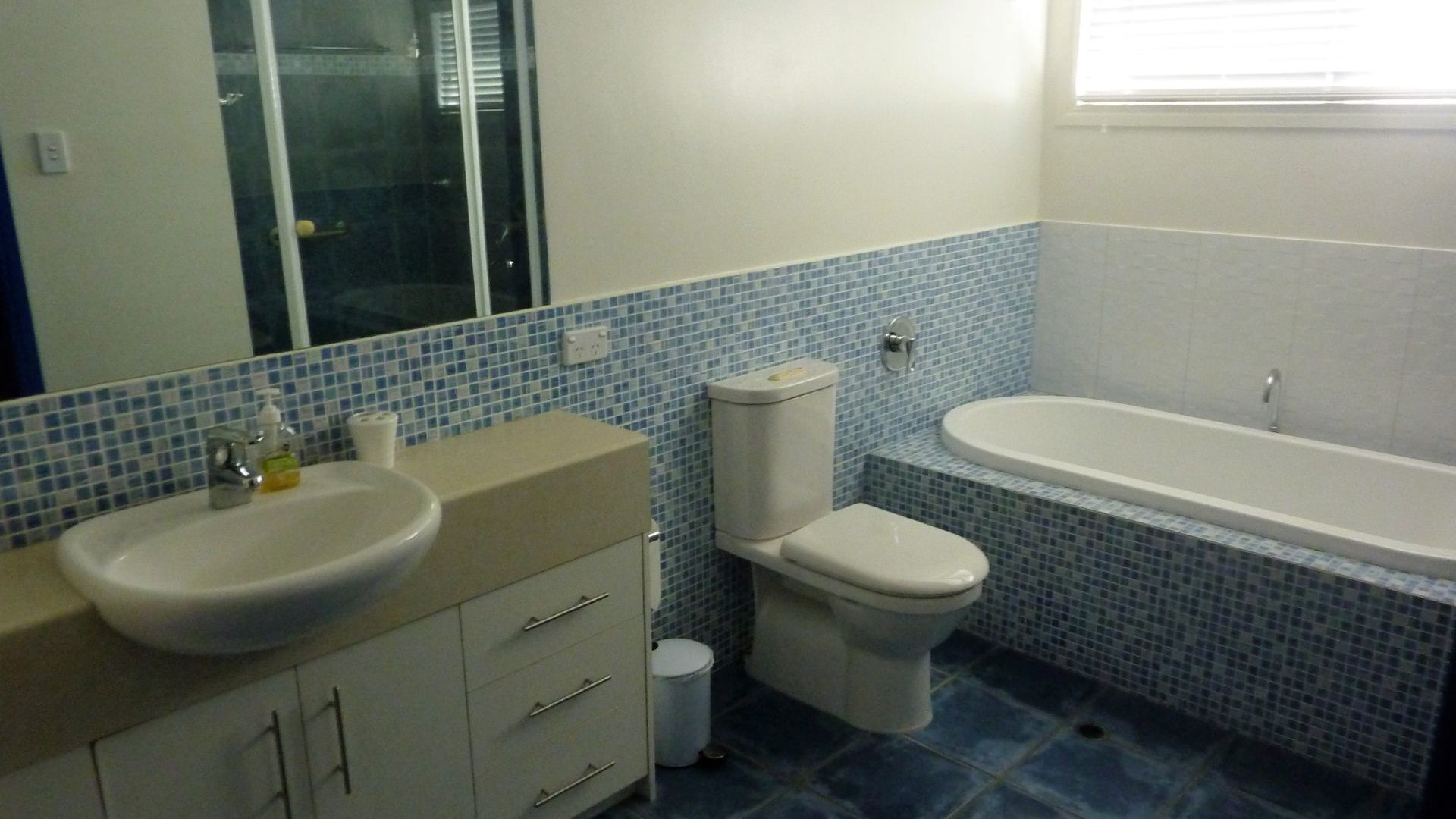 8 Belle Court - Rainbow Shores. Close to beach. Wifi — image 13