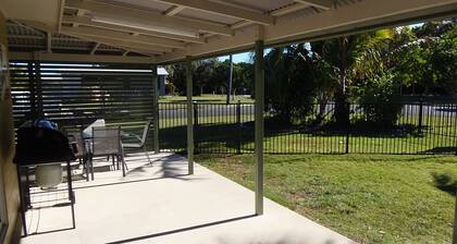 Palmgrove 1 - Rainbow Beach. Gorgeous, modern beach escape in a great location. Aircon. Wifi