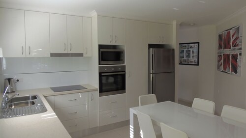 Palmgrove 1 - Rainbow Beach. Gorgeous, modern beach escape in a great location. Aircon. Wifi