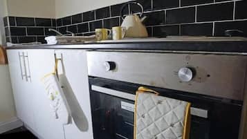 Deluxe Studio | Private kitchen | Fridge, microwave, coffee/tea maker, electric kettle