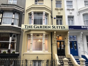 Vista frontal de la propiedad