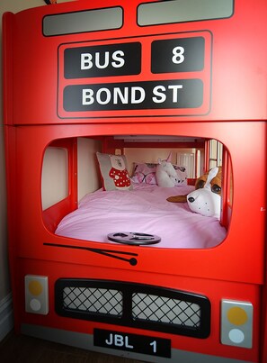 Deluxe Queen/Family | Children's theme room